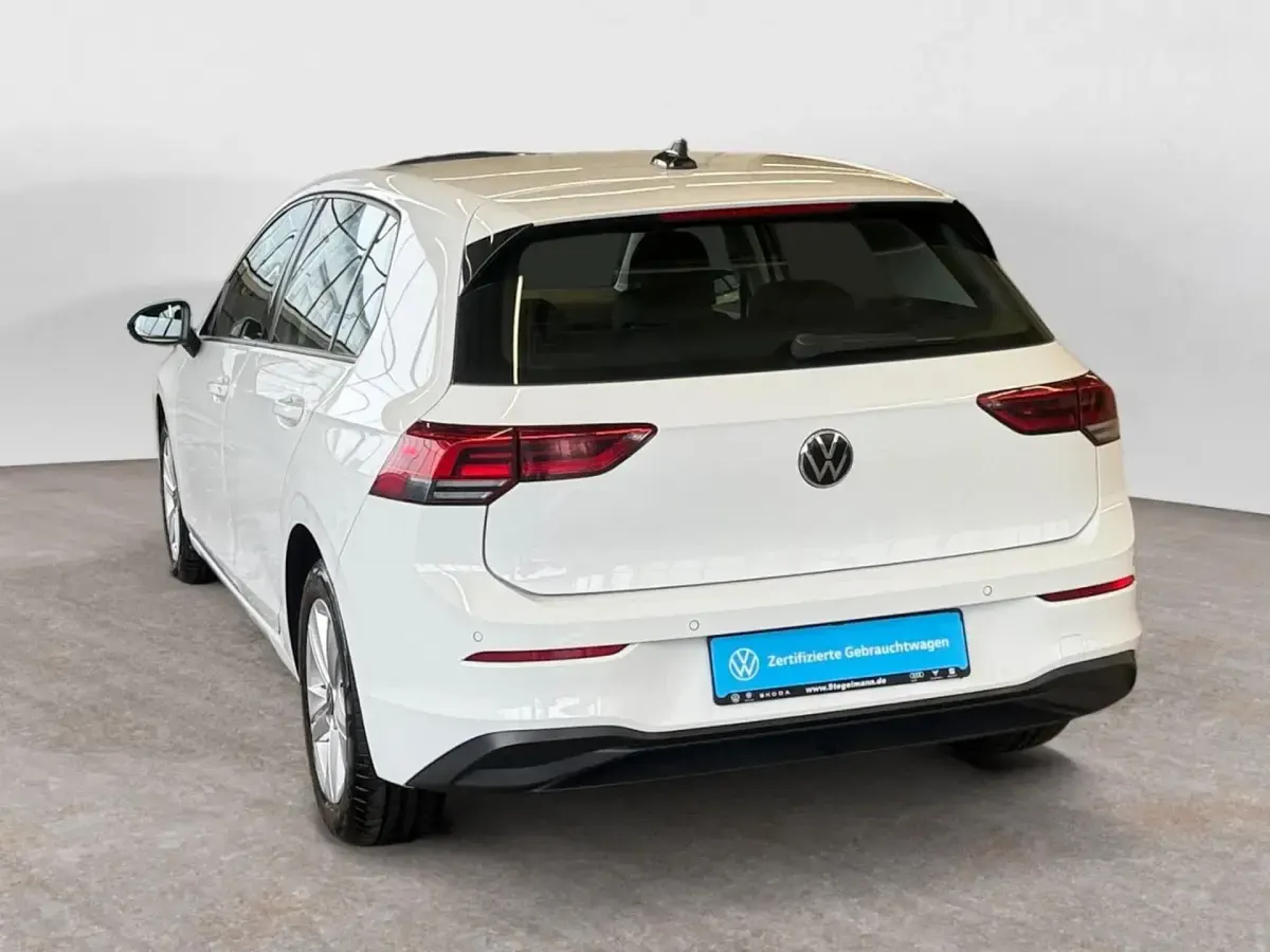 Gebraucht VW Golf VIII Life 150 PS (110 kW) 2024 Weiß Limousine