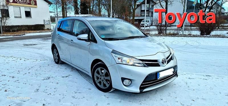 Silber Gebraucht 2013 Toyota Verso Van / Kleinbus | 12.500 € (Teuer) - Bild 1/4