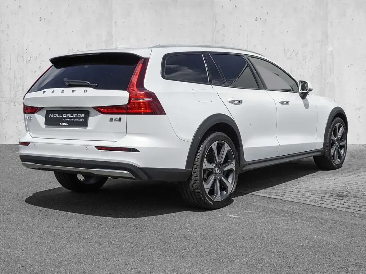 Gebraucht Volvo V60 CC Plus 197 PS (144 kW) 2023 Crystal white pearl / metallic Kombi
