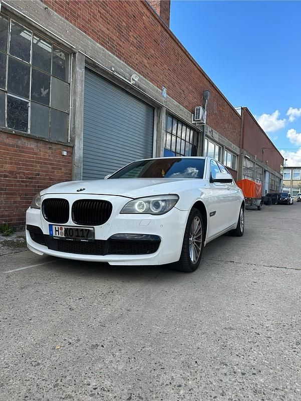 Weiß Gebraucht 2012 BMW 730 M Sport Limousine | 10.650 € (Superpreis) - Bild 1/4