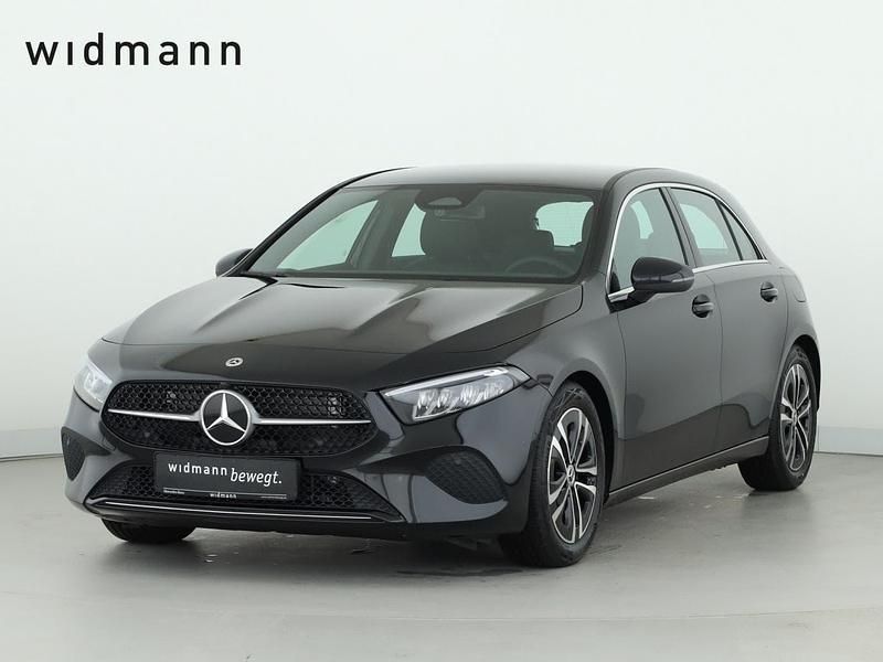 Metalliclack kosmosschwarz Gebraucht 2025 Mercedes A180 Limousine | 29.900 € (Fairer Preis) - Bild 1/4