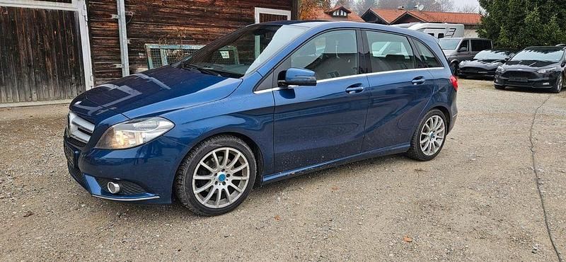 Blau Gebraucht 2012 Mercedes B200 Edition 1 Van / Kleinbus | 7.777 € (Superpreis) - Bild 1/4