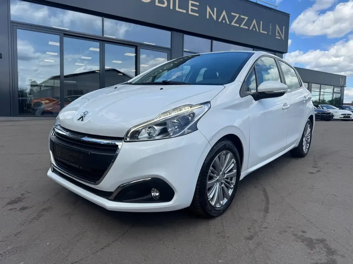 Gebraucht Peugeot 208 Style 75 PS (55 kW) 2017 Weiß Kleinwagen