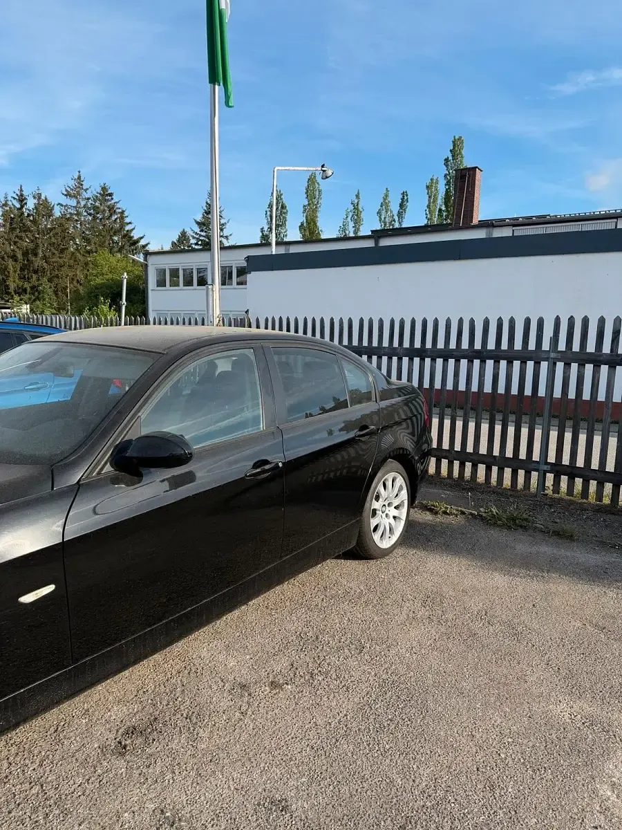 Gebraucht BMW 318 143 PS (105 kW) 2008 Schwarz Limousine