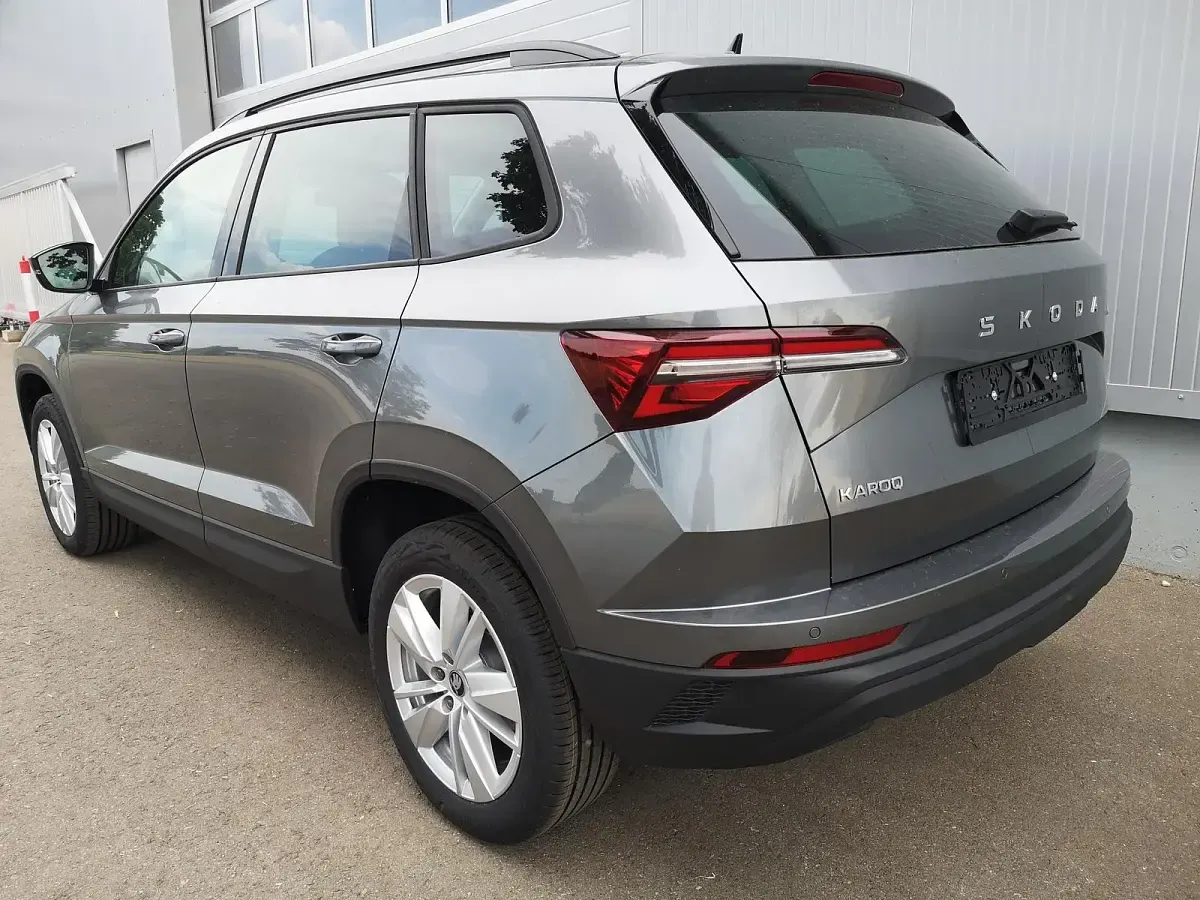 Neu Skoda Karoq Selection 150 PS (110 kW) 2026 Graphitegrau metallic SUV