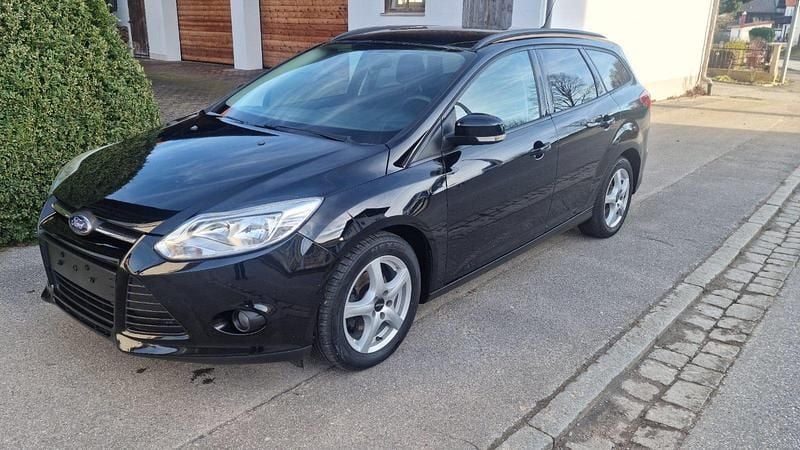 Gebraucht Ford Focus Trend 125 PS (91 kW) 2014 Pantherschwarz metallic Kombi