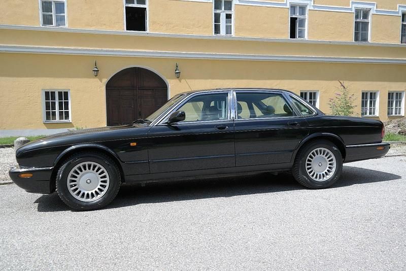 Schwarz Gebraucht 2001 Jaguar XJ8 Executive Limousine | 10.800 € - Bild 1/4