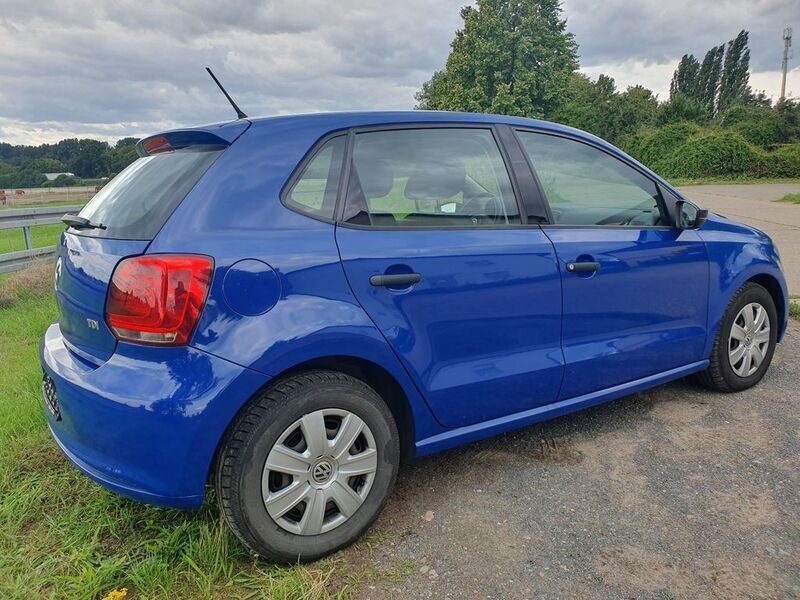 Blau Gebraucht 2010 VW Polo Trendline Limousine | 3.650 € (Guter Preis) - Bild 1/4
