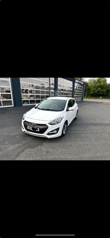 Weiß Gebraucht 2013 Hyundai i30 Limousine | 4.300 € (Guter Preis) - Bild 1/4