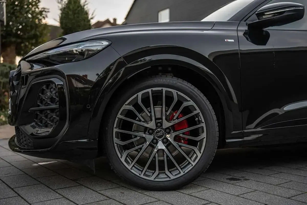 Second-hand Audi Q5 Edition .1 204 CP (150 kW) 2025 Negru SUV