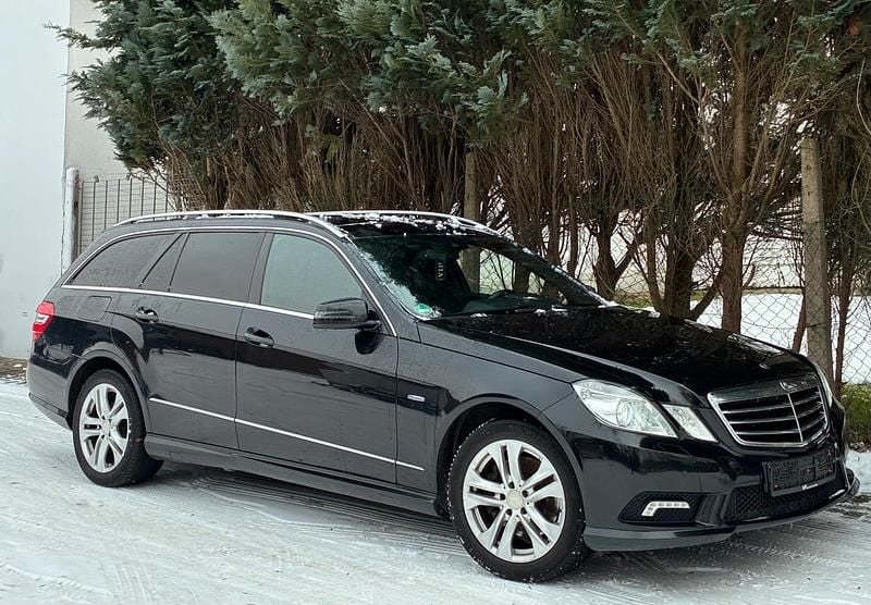 Schwarz Gebraucht 2011 Mercedes E350 AMG line Kombi | 8.890 € (Fairer Preis) - Bild 1/4