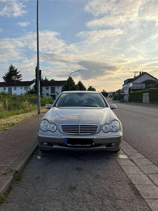 Grau Gebraucht 2004 Mercedes C180 Limousine | 2.400 € (Guter Preis) - Bild 1/4