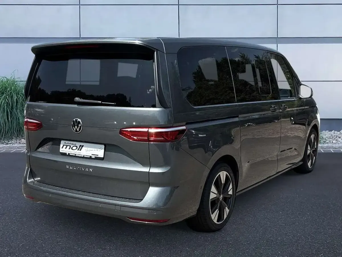 Gebraucht VW Multivan Pro 150 PS (110 kW) 2025 Indiumgrau metallic Van / Kleinbus