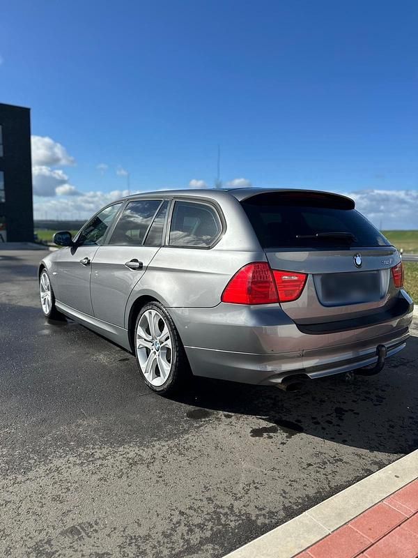 Gebraucht BMW 320 140 PS (102 kW) 2009 Grau Kombi