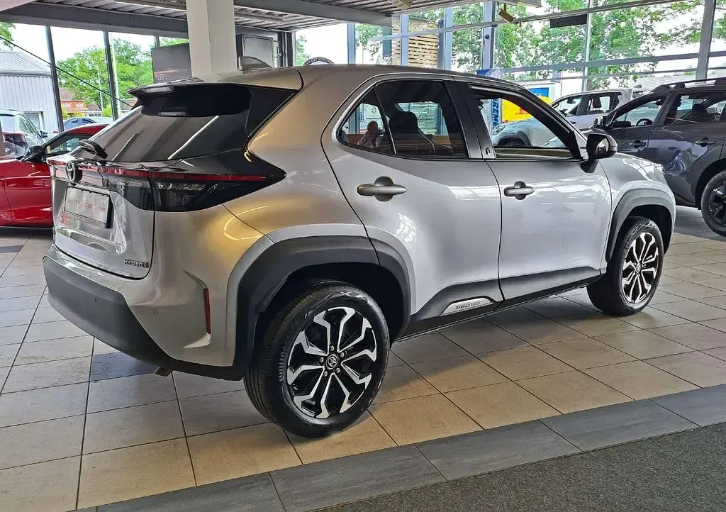 Gebraucht Toyota Yaris Cross Team 92 PS (67 kW) 2022 Shimmering silver SUV