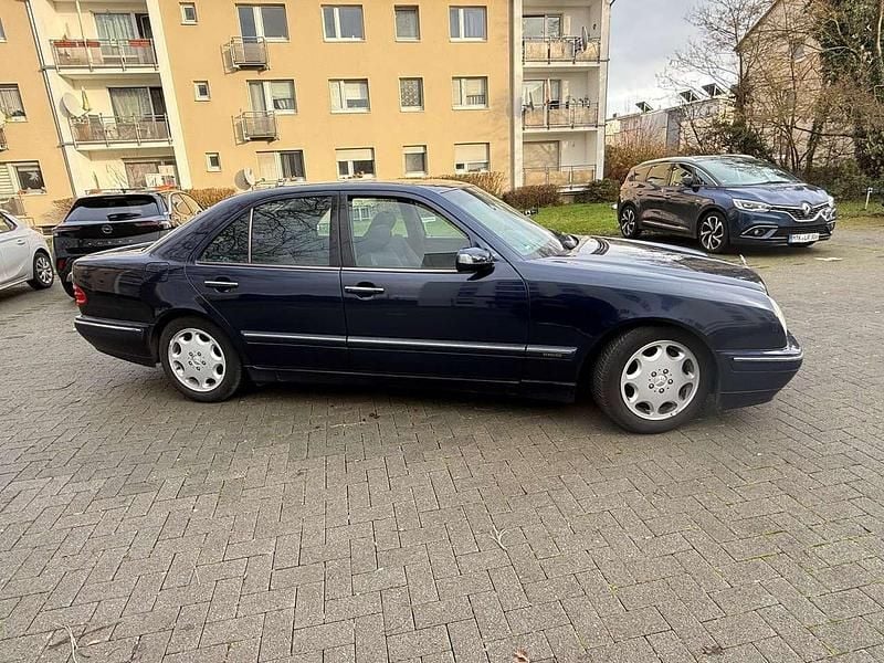 Blau Gebraucht 1999 Mercedes E320 Elegance Limousine | 5.250 € (Fairer Preis) - Bild 1/4