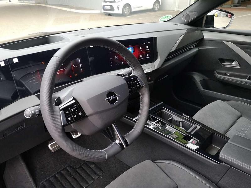 Gebraucht Opel Astra 136 PS (100 kW) 2024 Lackierung schwarz perla nera/ Limousine