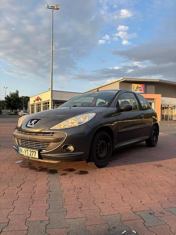 Grau Gebraucht 2011 Peugeot 206+ Kleinwagen | 2.300 € (Fairer Preis) - Bild 1/4