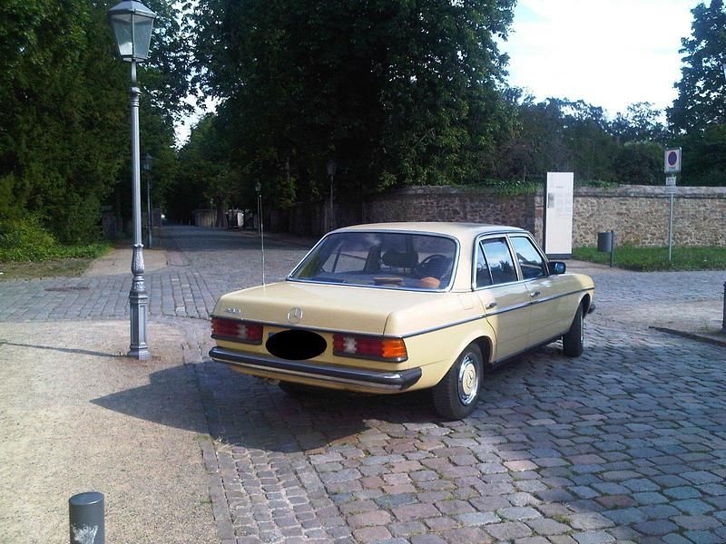 Gebraucht Mercedes 230 109 PS (80 kW) 1977 Gelb Limousine