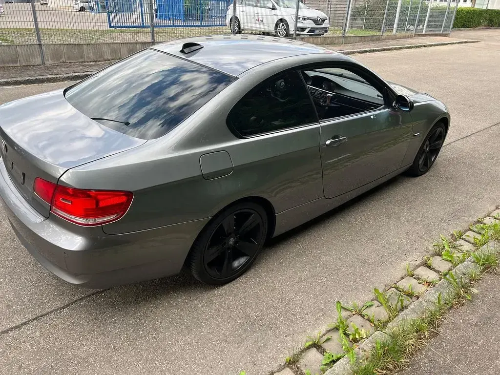 Gebraucht BMW 320 177 PS (130 kW) 2009 Grau Coupé