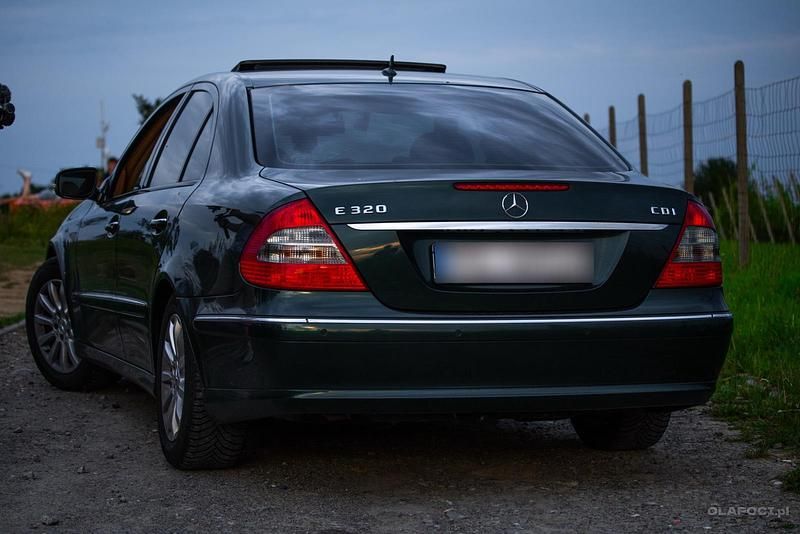 Usata Mercedes E320 224 CV (164 kW) 2007 Verde Berlina