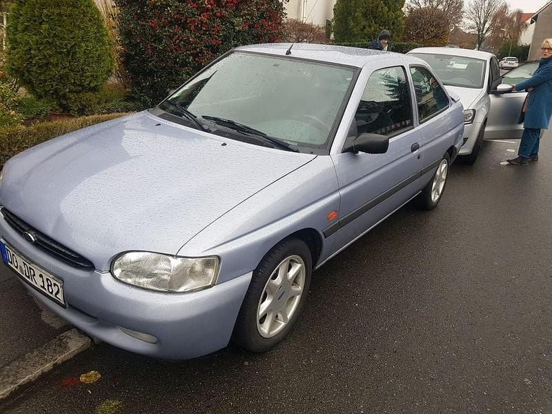 Gebraucht Ford Escort 105 PS (77 kW) 1995 Blau Coupé