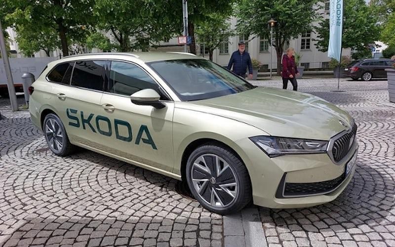 Gebraucht Skoda Superb Selection 150 PS (110 kW) 2024 Ice tea gelb metallic Kombi