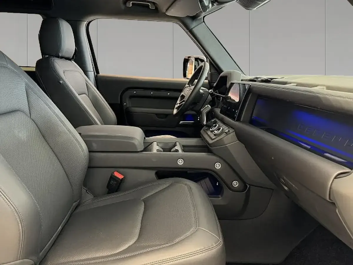 Gebraucht Land Rover Defender SE Dynamic 252 PS (185 kW) 2024 Santorini black SUV