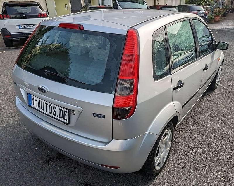 Gebraucht Ford Fiesta Ghia 69 PS (50 kW) 2002 Silber Limousine