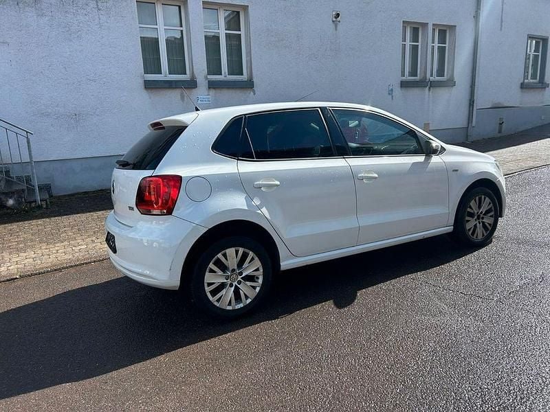 Gebraucht VW Polo Life 75 PS (55 kW) 2013 Weiß Kleinwagen