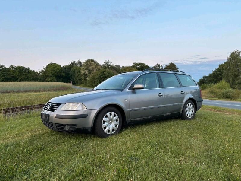 Grau Gebraucht 2002 VW Passat Kombi | 1.300 € (Fairer Preis) - Bild 1/4