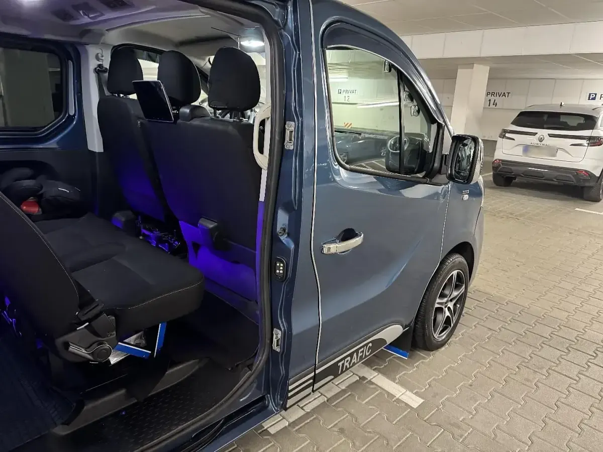 Gebraucht Renault Traffic 145 PS (106 kW) 2017 Blau Van / Kleinbus