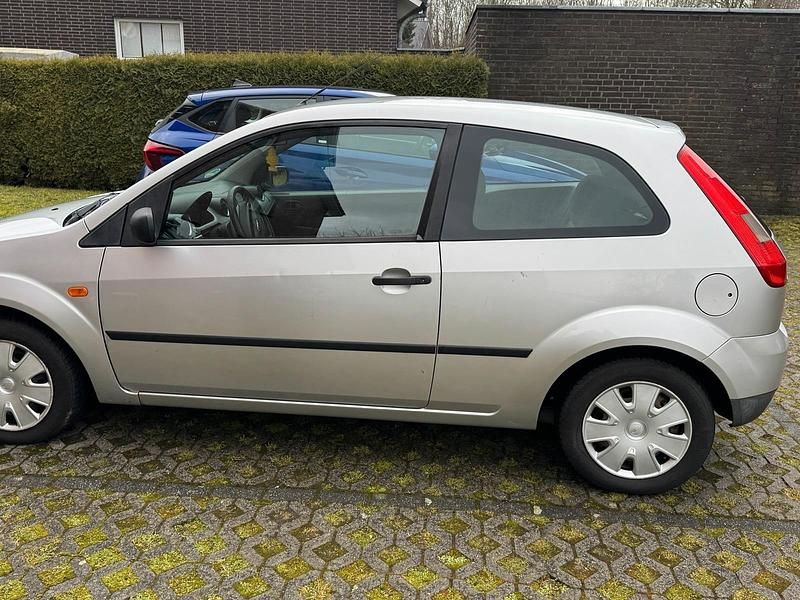 Gebraucht Ford Fiesta 70 PS (51 kW) 2003 Silber Kleinwagen