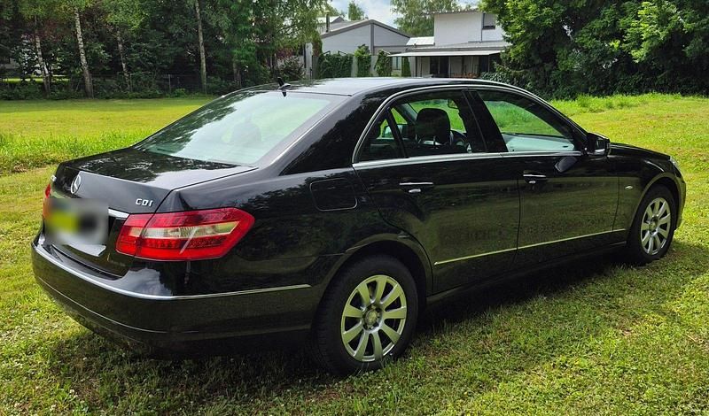 Second-hand Mercedes E250 204 CP (150 kW) 2010 Negru Berlinǎ