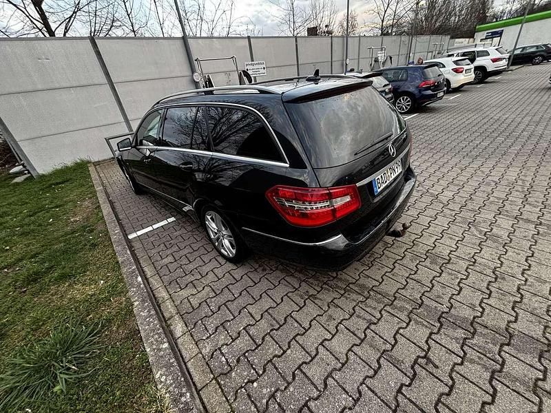 Gebraucht Mercedes E300 204 PS (150 kW) 2010 Schwarz Kombi