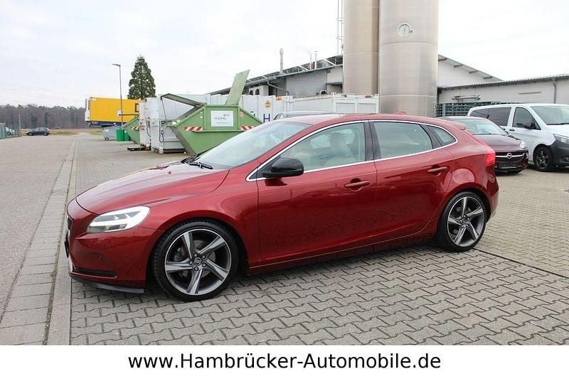 Rot Gebraucht 2016 Volvo V40 Inscription Limousine | 13.900 € (Etwas zu teuer) - Bild 1/4