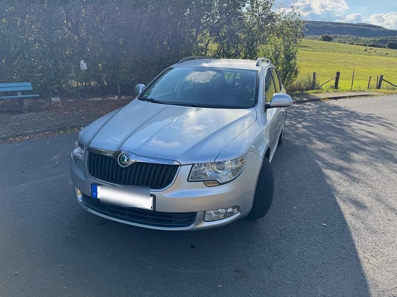 Silber Gebraucht 2011 Skoda Superb Kombi | 3.750 € - Bild 1/4