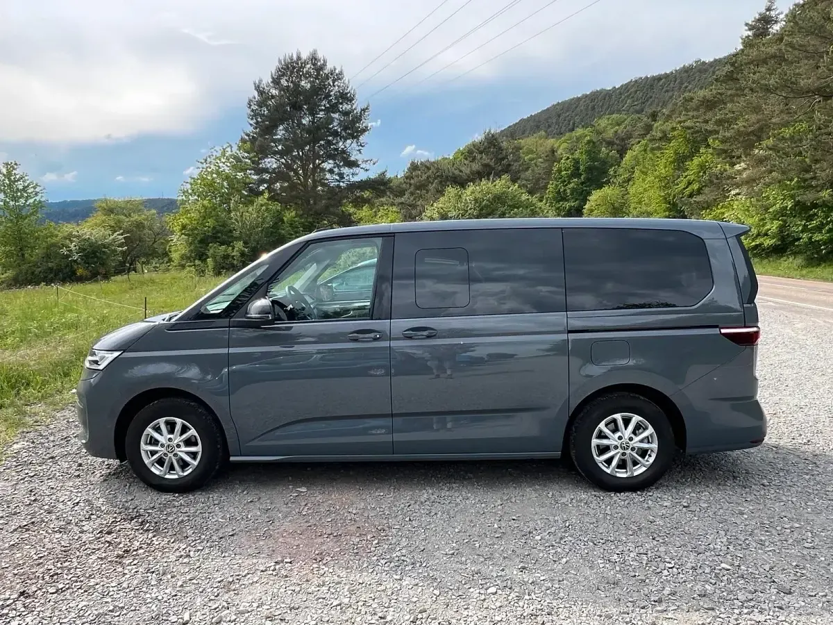 Gebraucht VW Multivan Business 150 PS (110 kW) 2024 Grau Van / Kleinbus