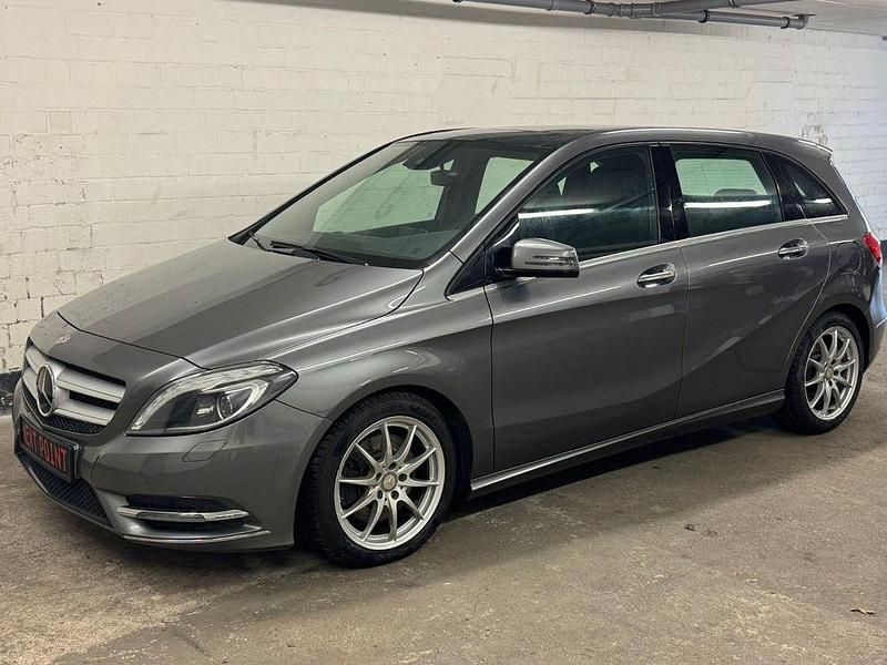 Grau Gebraucht 2013 Mercedes B250 Van / Kleinbus | 13.600 € (Fairer Preis) - Bild 1/4