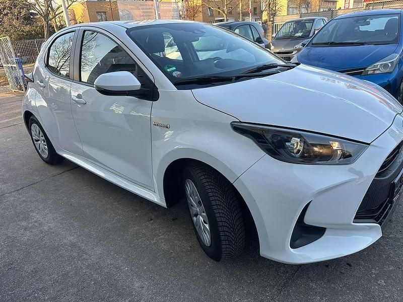 Gebraucht Toyota Yaris Hybrid 92 PS (67 kW) 2020 Weiß Limousine