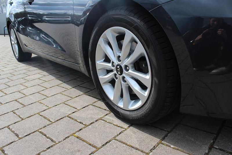 Gebraucht Kia Ceed Spirit 135 PS (99 kW) 2017 Grau Kleinwagen