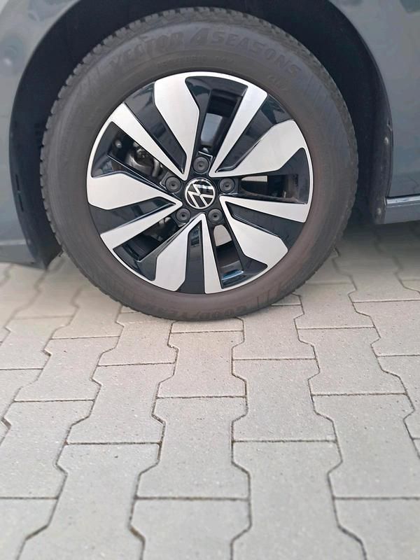 Grau Gebraucht 2023 VW Golf VIII Limousine | 23.900 € (Guter Preis) - Bild 1/4