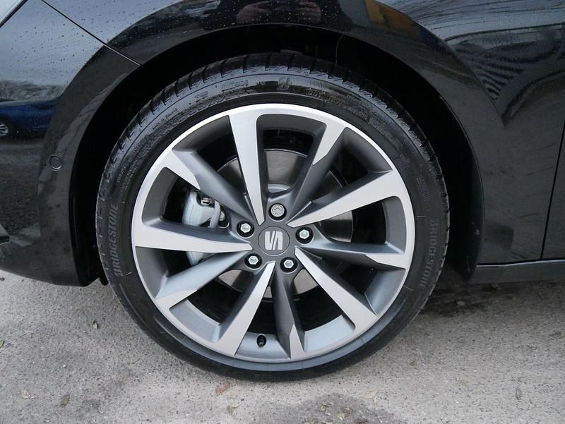 Neu Seat Leon FR 150 PS (110 kW) 2025 Midnight schwarz metallic Kombi