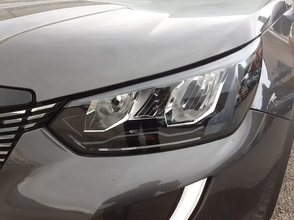 Gebraucht Peugeot 2008 Allure 131 PS (96 kW) 2023 Metfa platinium grau SUV