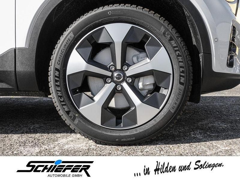 Neu Volvo XC40 Plus 163 PS (119 kW) 2025 Weiß SUV
