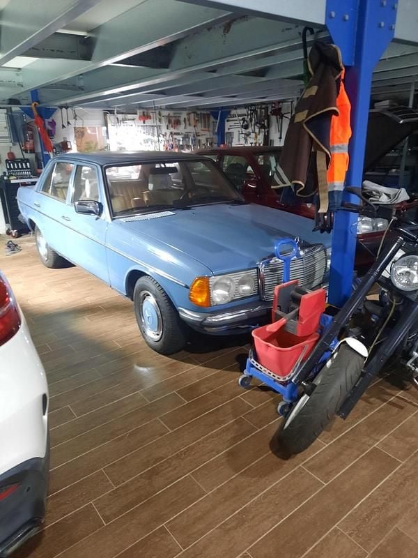 Blau Gebraucht 1980 Mercedes 230 Limousine | 7.500 € - Bild 1/4