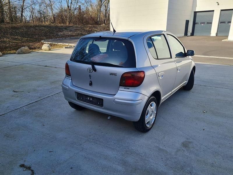 Gebraucht Toyota Yaris 65 PS (47 kW) 2005 Silber Limousine