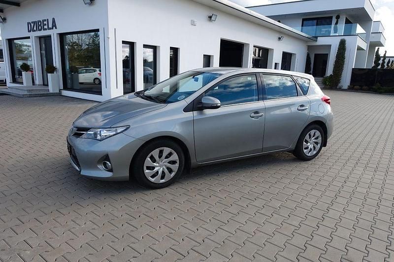 Silber Gebraucht 2013 Toyota Auris Life Limousine | 6.990 € (Fairer Preis) - Bild 1/4
