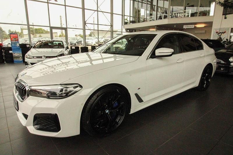Weiß Gebraucht 2022 BMW 530 M Sport Limousine | 34.499 € (Fairer Preis) - Bild 1/4