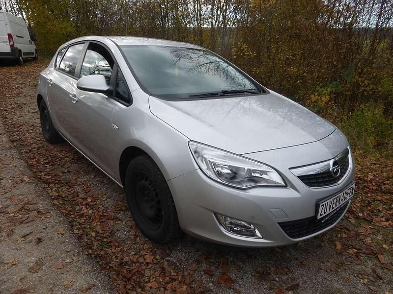 Silber Gebraucht 2011 Opel Astra Design Edition Limousine | 4.990 € (Guter Preis) - Bild 1/4